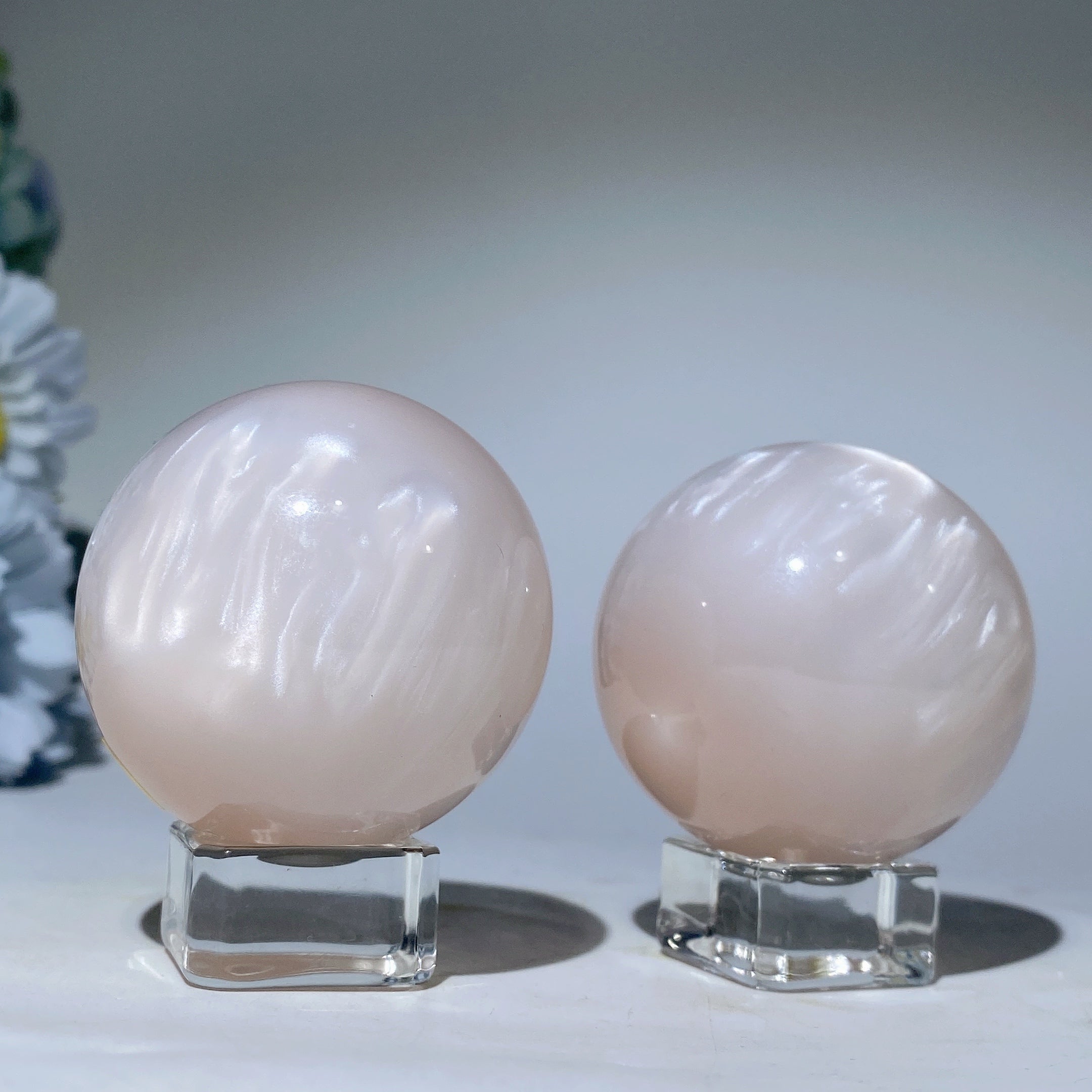 1.9 Inch UV Reactive Resin Crystal Sphere for Healing Energy