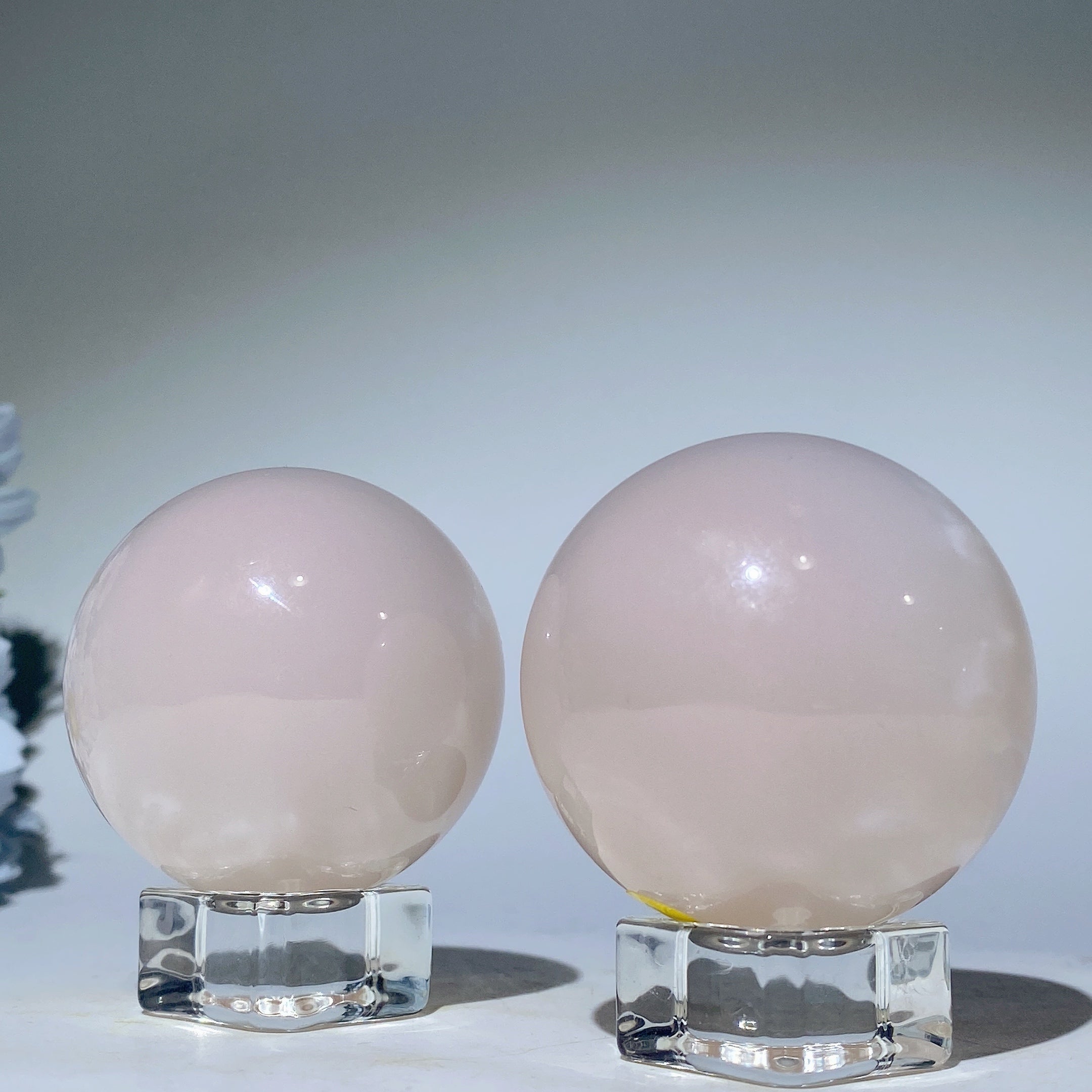 1.9 Inch UV Reactive Resin Crystal Sphere for Healing Energy