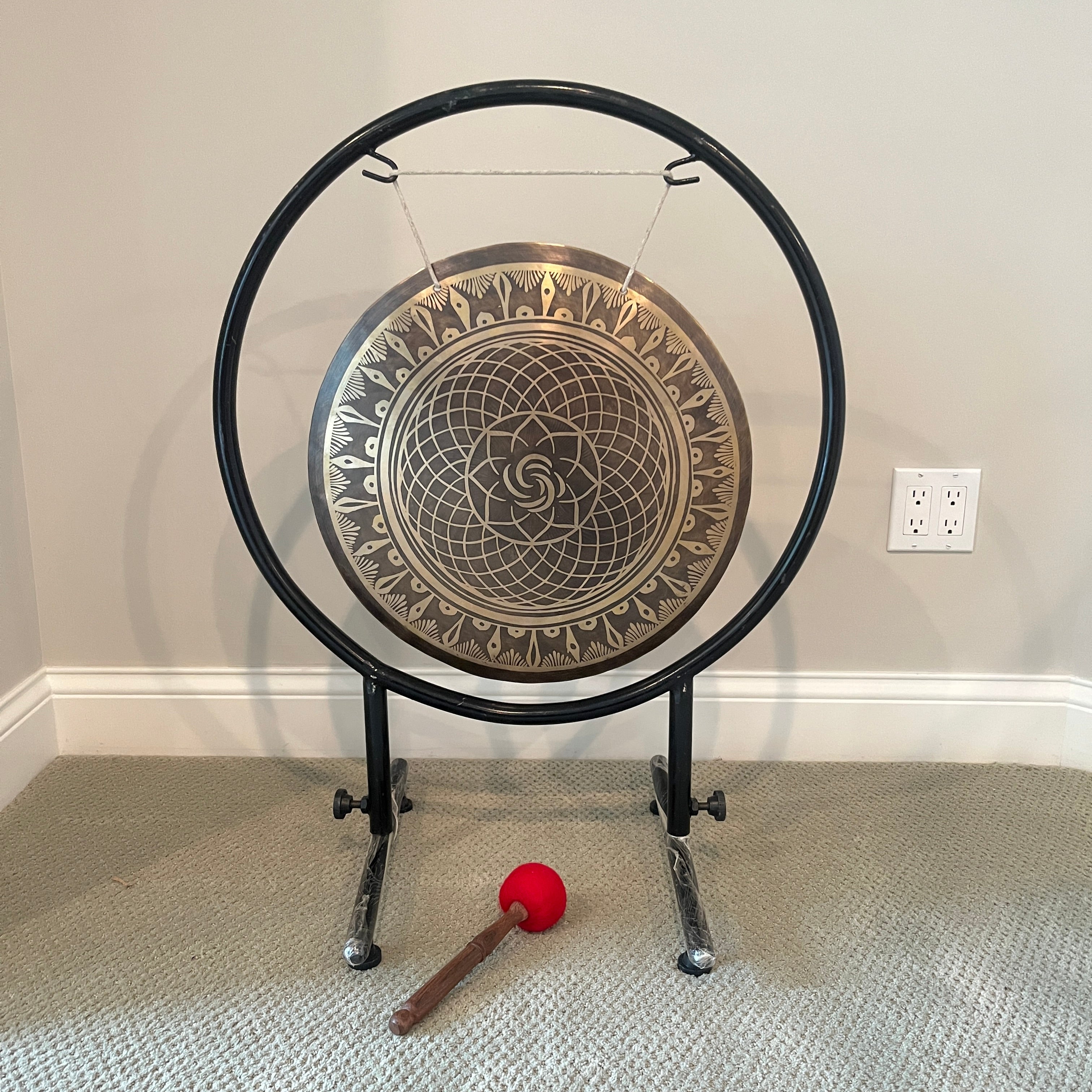 18’’ Bronze Wind Gong Instrument with Stand and geometric pattern mallet below