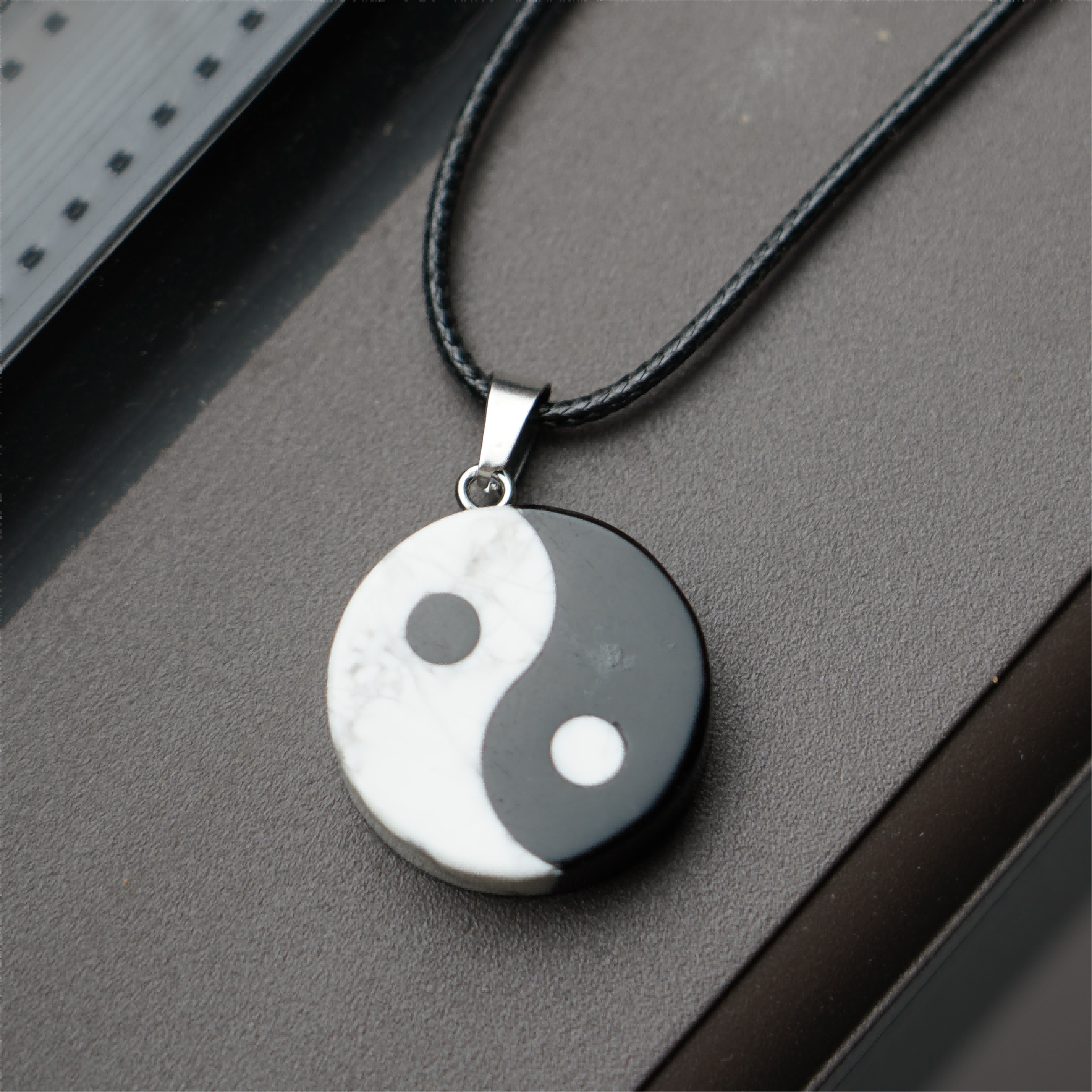 25mm Black Obsidian Howlite Yin Yang Pendant Key Chain