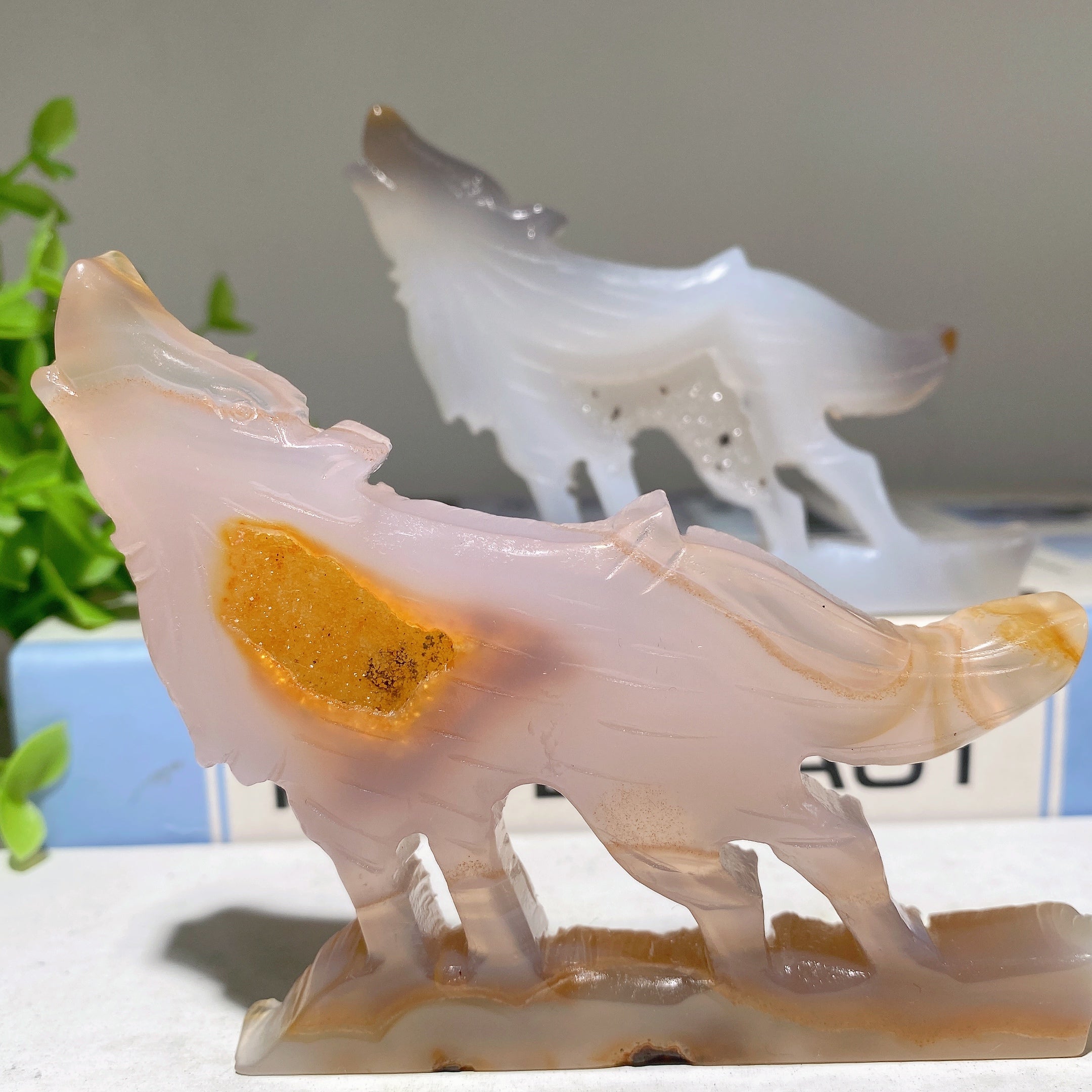4-Inch Agate Crystal Wolf Carving for Spiritual Healing