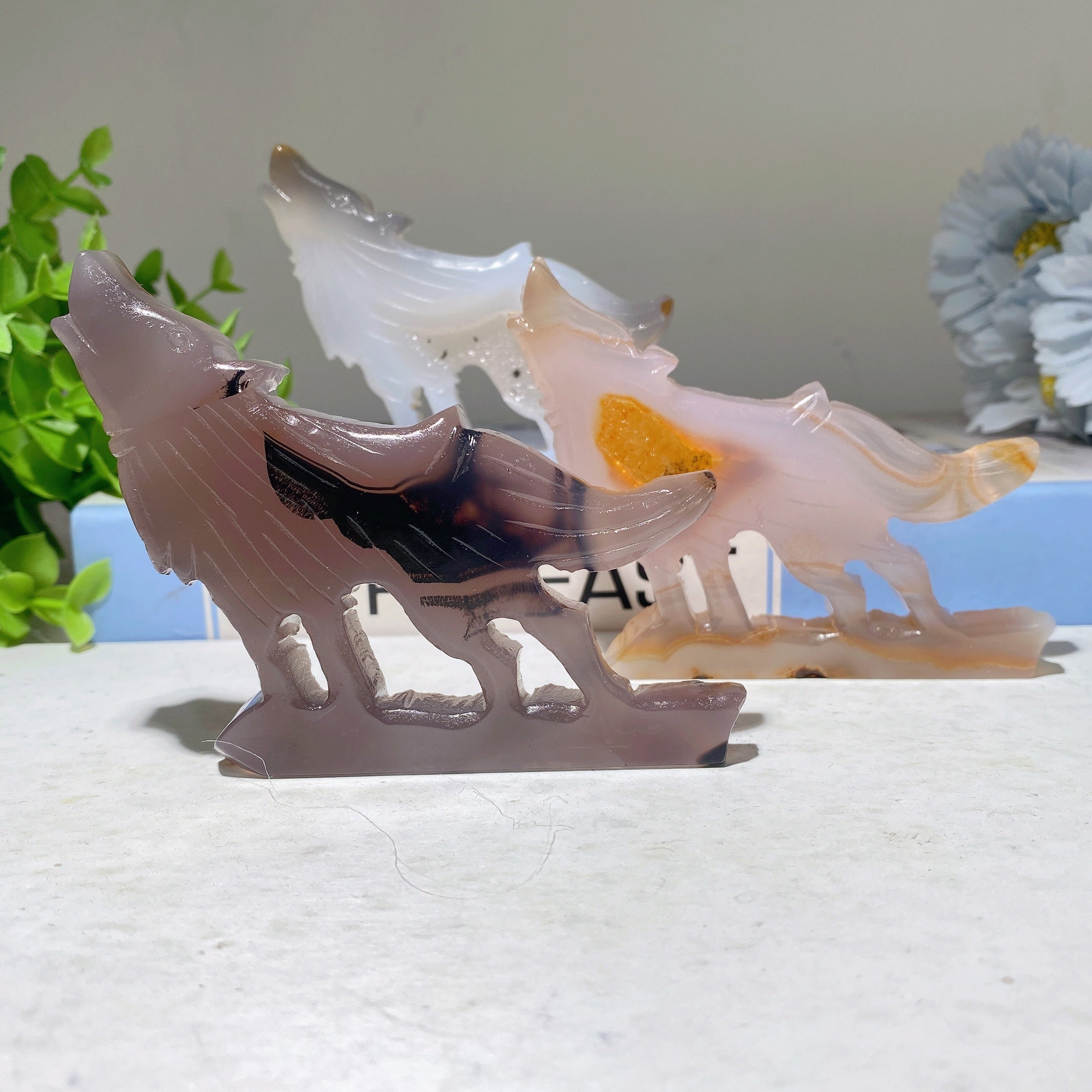 4-Inch Agate Crystal Wolf Carving for Spiritual Healing