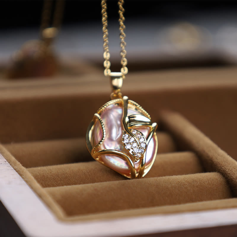 18K Gold Plated Copper Baroque Pearl Necklace with Flower Pendant for Sincerity
