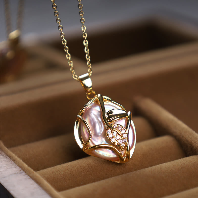 18K Gold Plated Copper Baroque Pearl Necklace with Flower Pendant for Sincerity