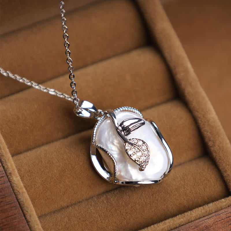 18K Gold Plated Copper Baroque Pearl Necklace with Flower Pendant for Sincerity