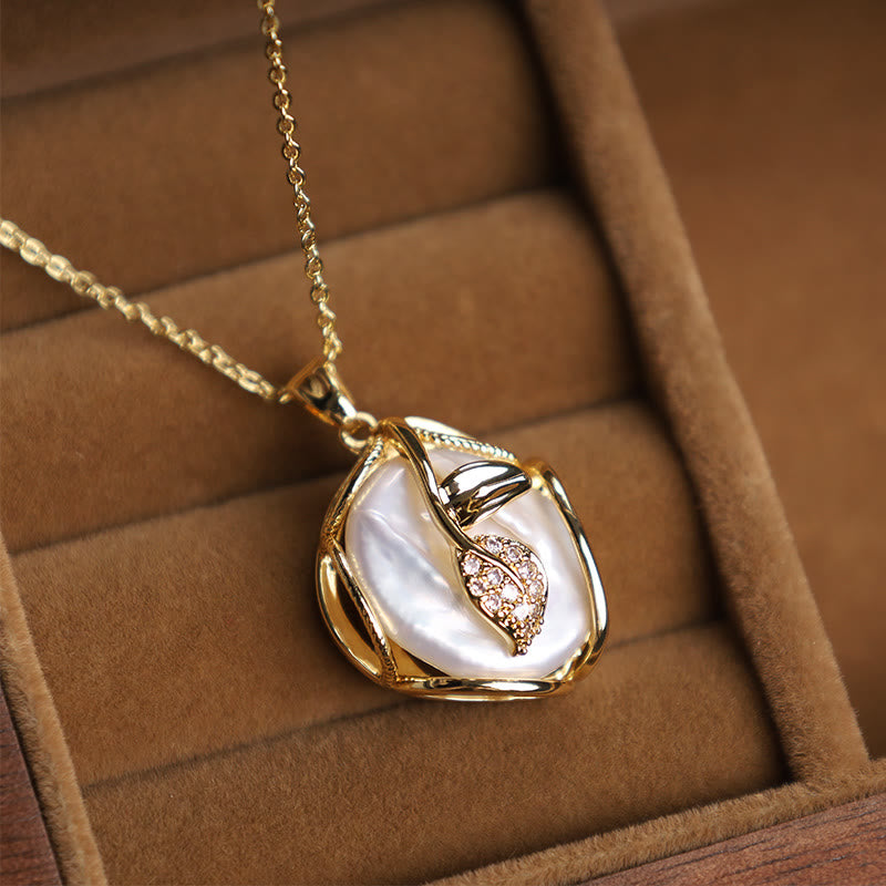 18K Gold Plated Copper Baroque Pearl Necklace with Flower Pendant for Sincerity