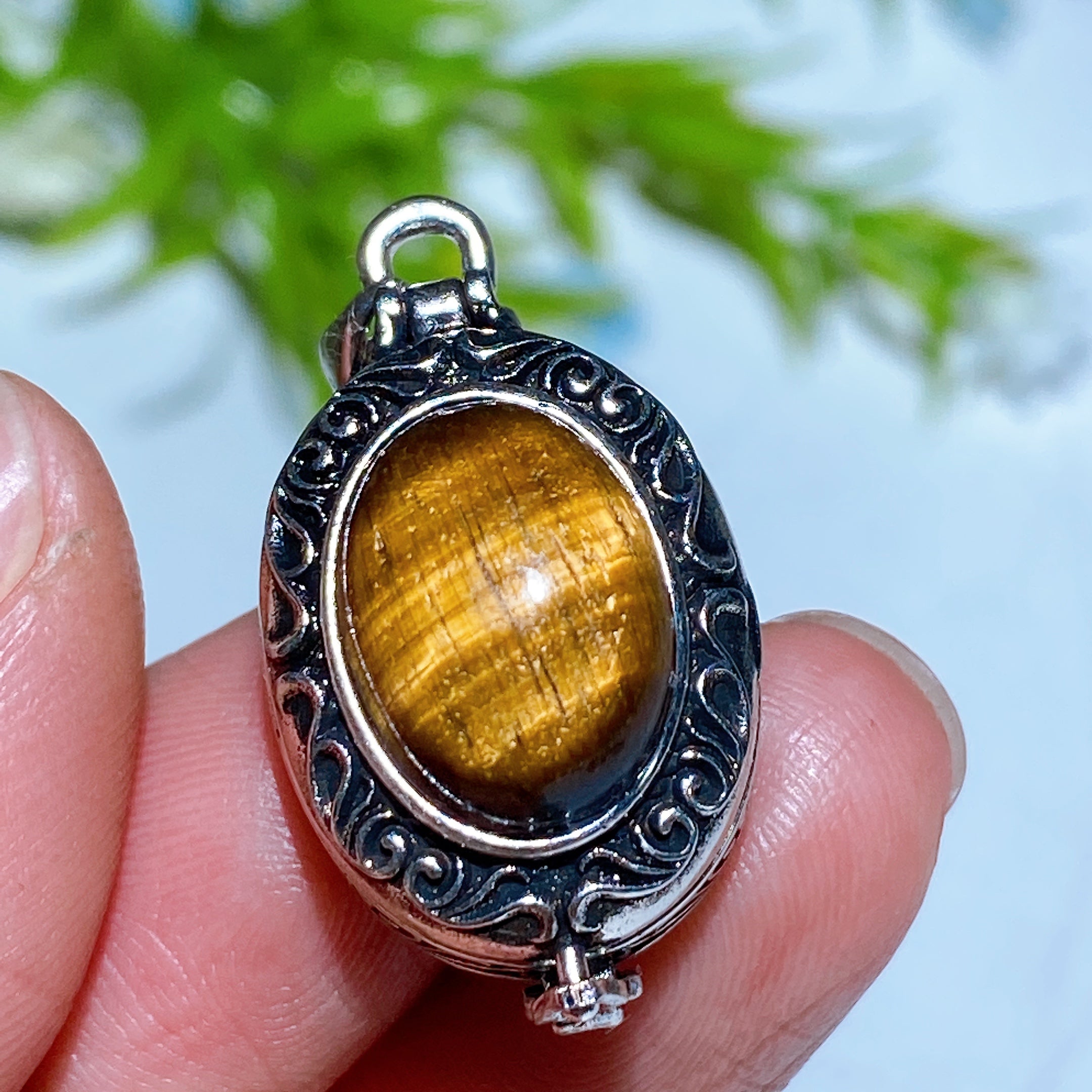 Crystal Healing Tiger Eye Pendant 25mm