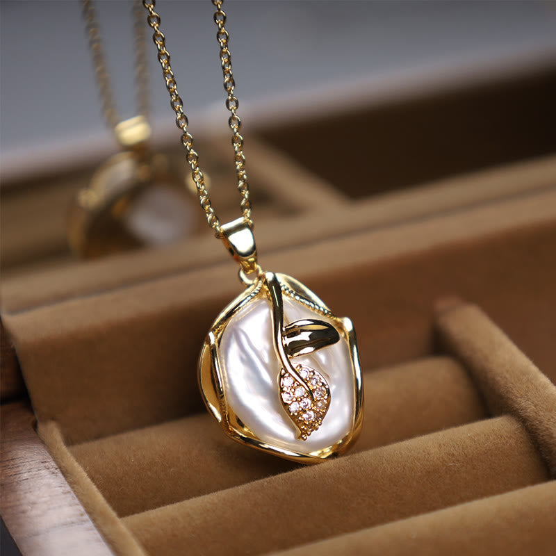 18K Gold Plated Copper Baroque Pearl Necklace with Flower Pendant for Sincerity