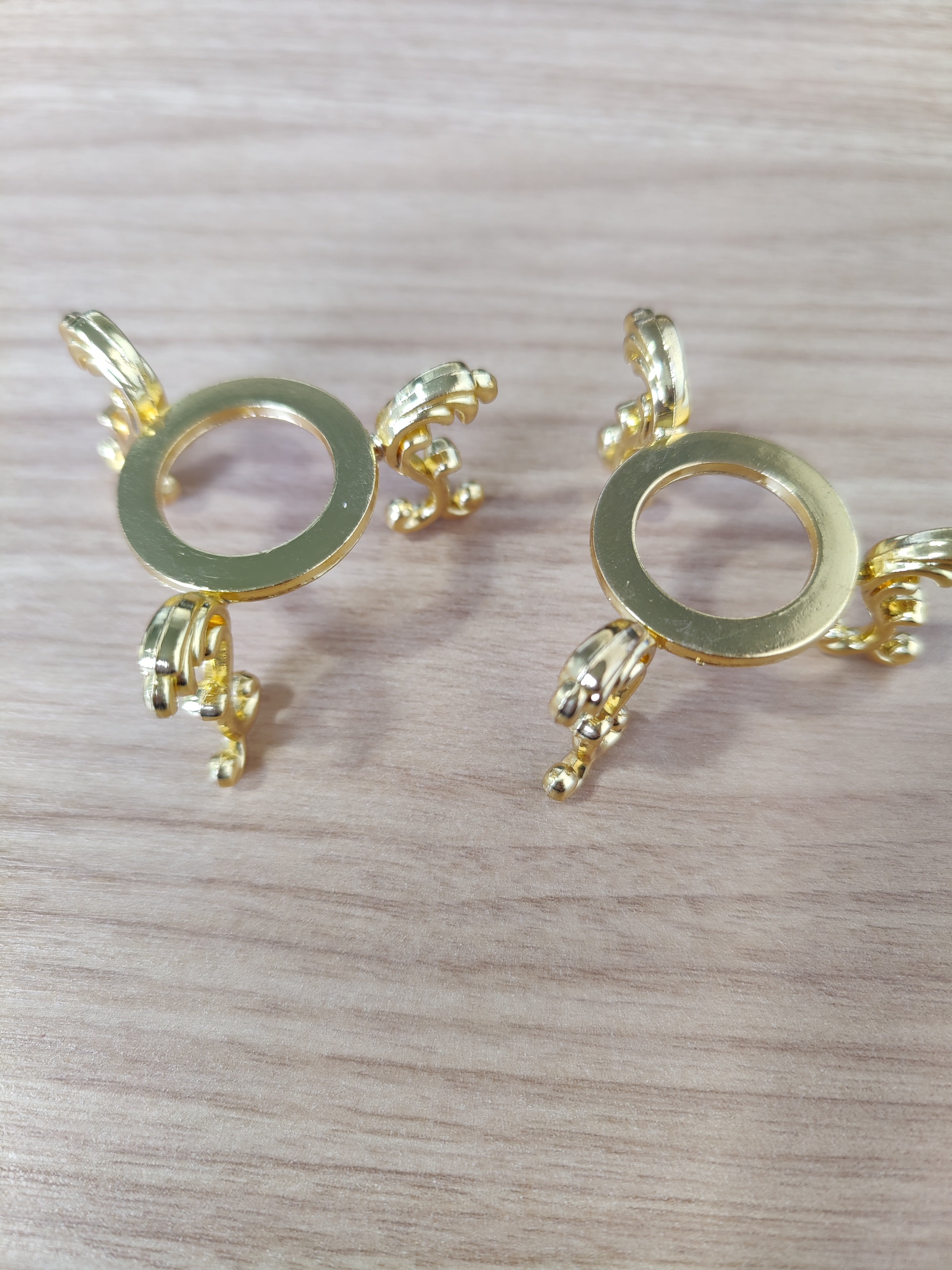 Metal Coil Crystal Holder 1.5" Diameter | Gold Silver Decor